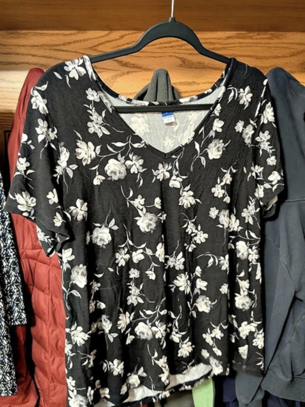 Old Navy Luxe V-Neck Floral T-Shirt Black & White Large